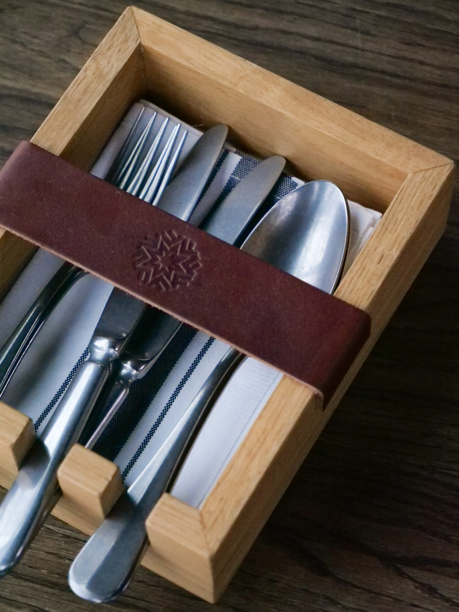 Cutlery box with a leather strap