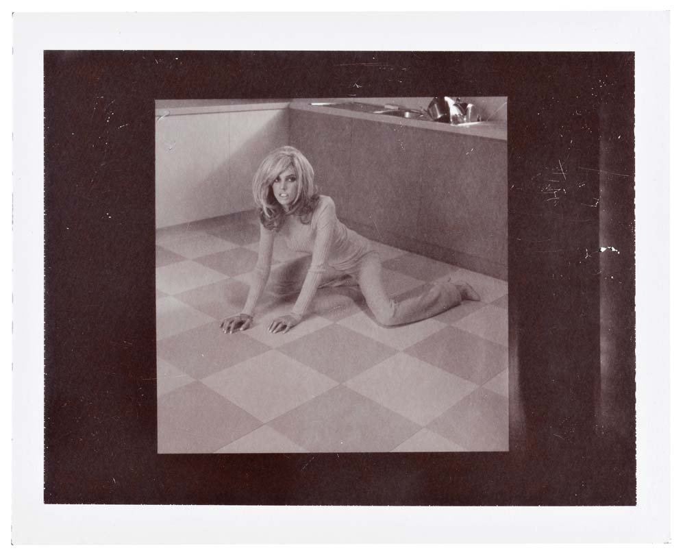 Please Return Polaroid, Miles Aldridge, signeeritud